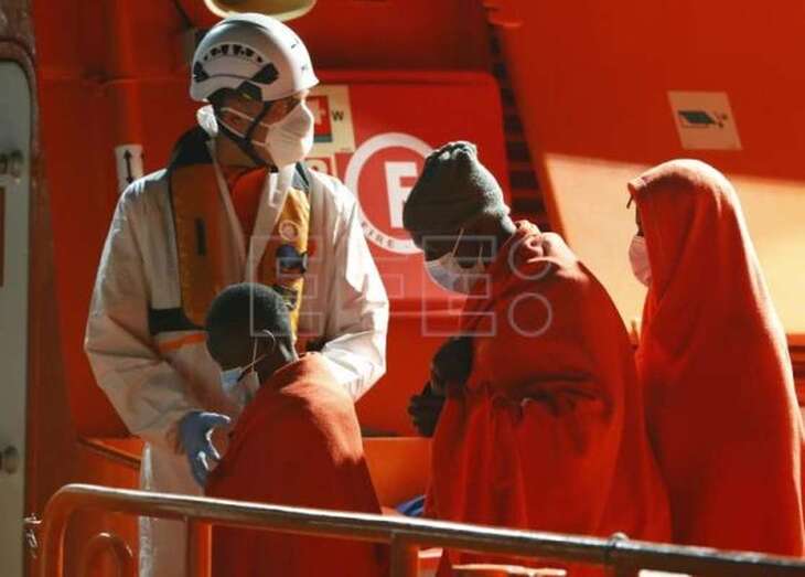 Imagen de archivo de la llegada a tierra de una de las últimas pateras rescatadas al sur de Gran Canaria / EFE Elvira Urquijo A.